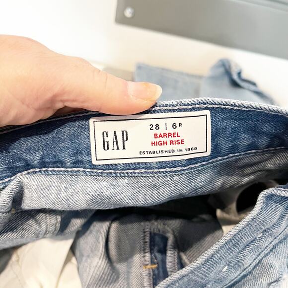 GAP High Rise Distressed Busted Knees Barrel Jeans Light Indigo Blue 28 / 6 - Picture 4 of 5